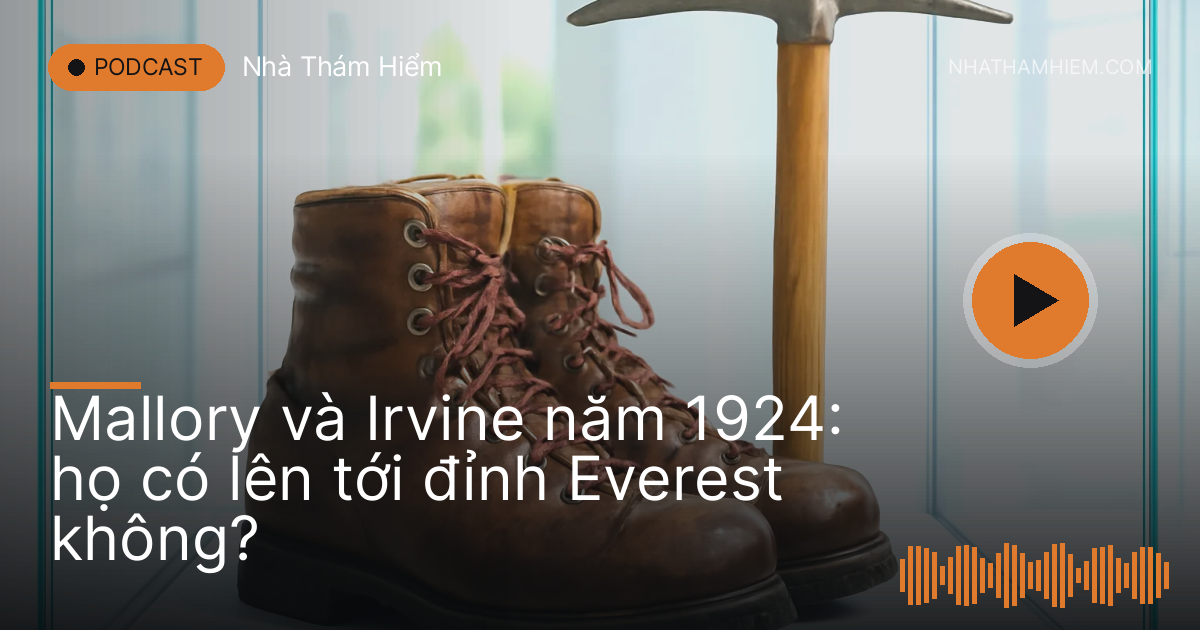 Đôi giày leo núi cổ và chiếc rìu băng trưng bày trong tủ kính