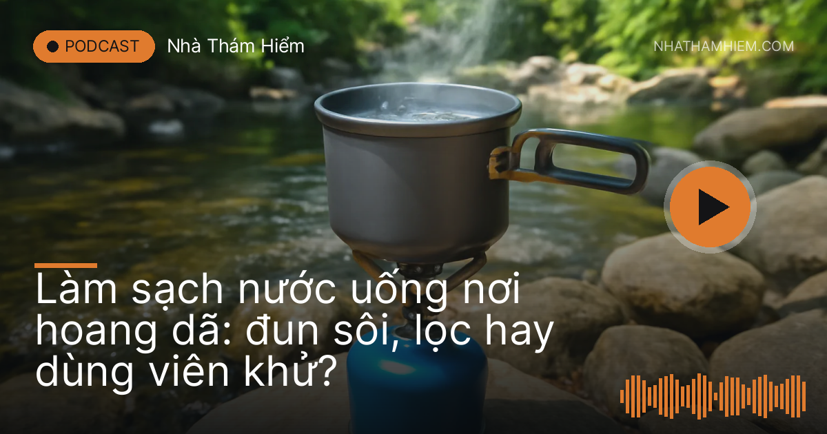 Nồi nước đang sôi trên bếp dã ngoại nhỏ đặt cạnh dòng suối