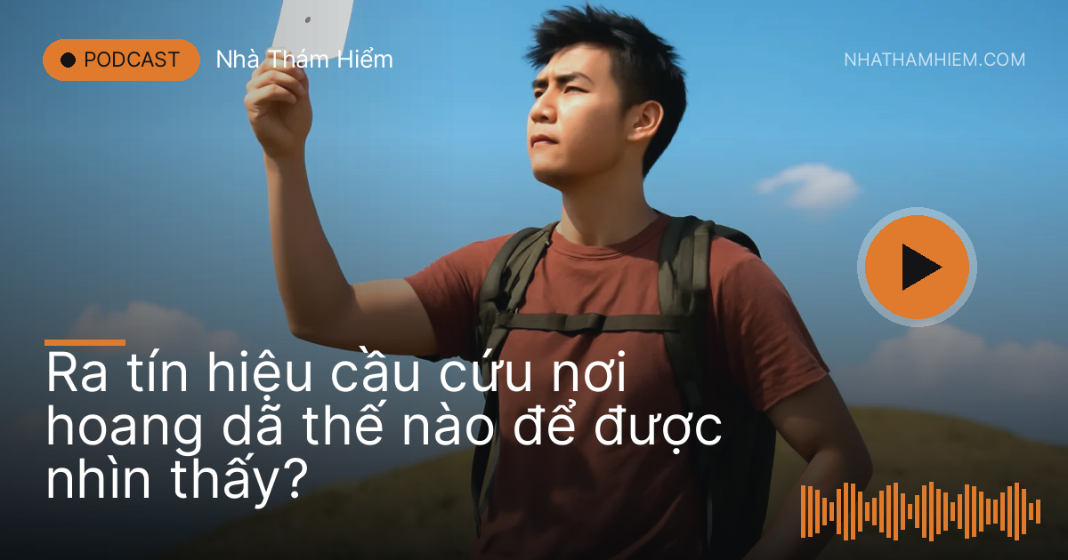 Người đứng trên đỉnh đồi trống giơ gương nhỏ phản chiếu ánh nắng