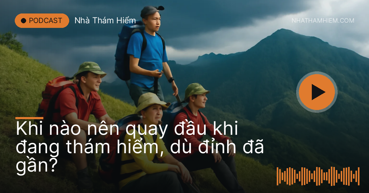Nhóm leo núi dừng lại trên sườn dốc nhìn mây đen kéo tới